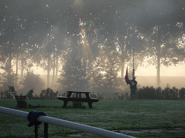 DeVijfSluizen aug 2009 mist in de morgen, de vlag wordt gehesen.