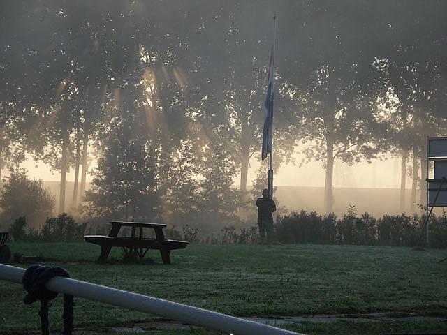 DeVijfSluizen aug 2009 mist in de morgen, de vlag wordt gehesen.