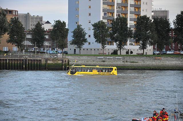 De waterbus komt voorbij